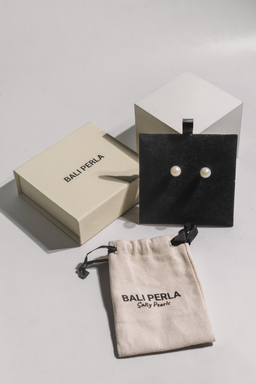 Bali Perla Jewelry Packaging – Premium fine jewelry box with a magnetic closure, soft velvet interior for protection, and a branded drawstring pouch for convenient storage and travel.